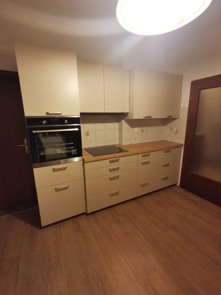 referenčna kuhinja living